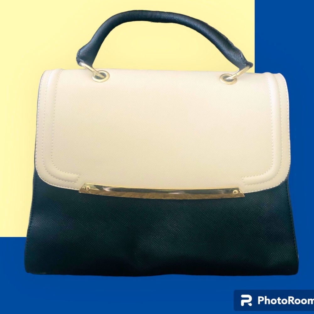 Aldo purse, Navy & Cream, has a couple minor flaws. All flaws are pictured.
